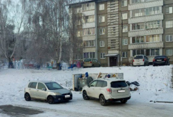 Десятки контейнерных площадок остаются необслуженными из-за припаркованных рядом автомобилей Десятки контейнерных площадок остаются необслуженными из-за припаркованных рядом автомобилей