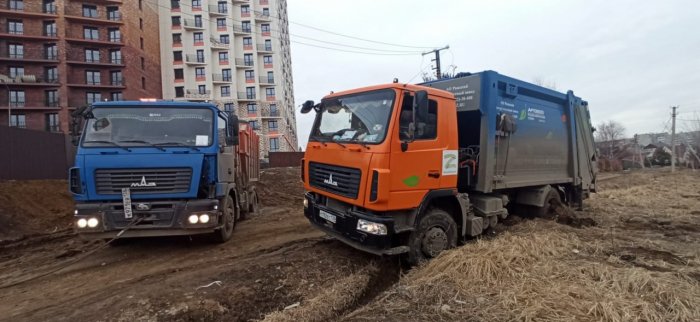 Мусоровозы не могут подъехать к населенным пунктам: кто несет ответственность за невывоз отходов?