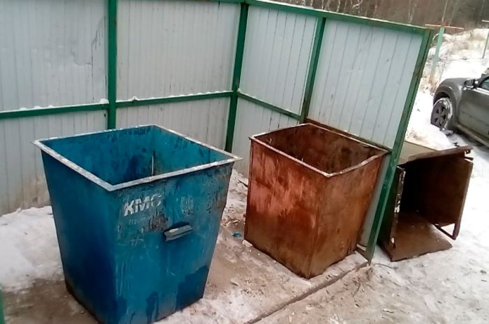 Сломанные контейнеры на площадках